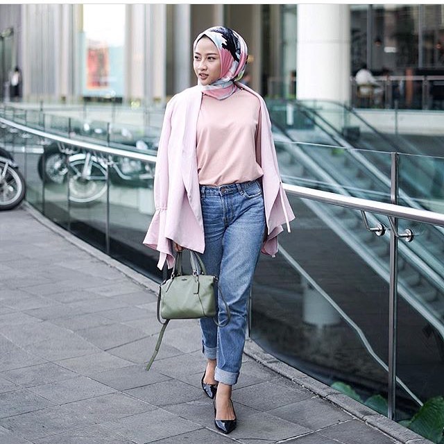 Gaya OOTD high waist jeans ala 7 selebgram hijabers 
