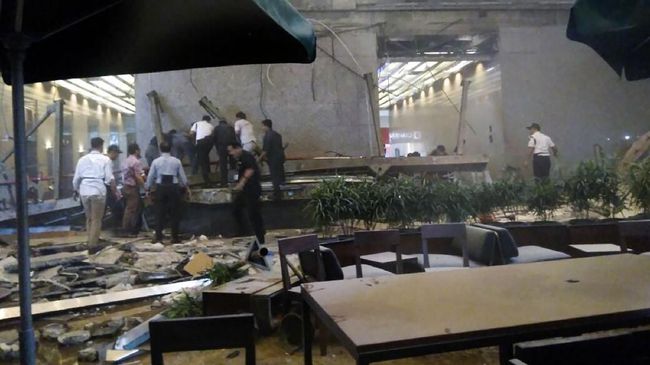 8 Foto selasar Gedung BEI yang roboh, evakuasi korban dramatis