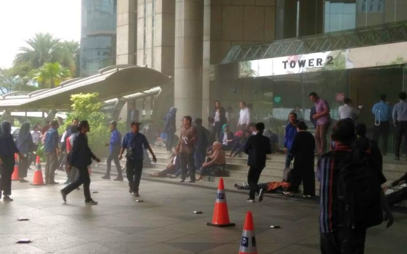 8 Foto selasar Gedung BEI yang roboh, evakuasi korban dramatis