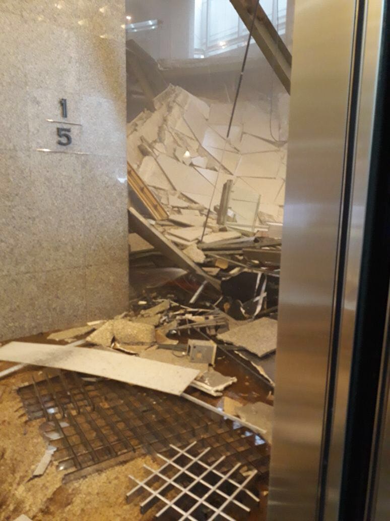 8 Foto selasar Gedung BEI yang roboh, evakuasi korban dramatis