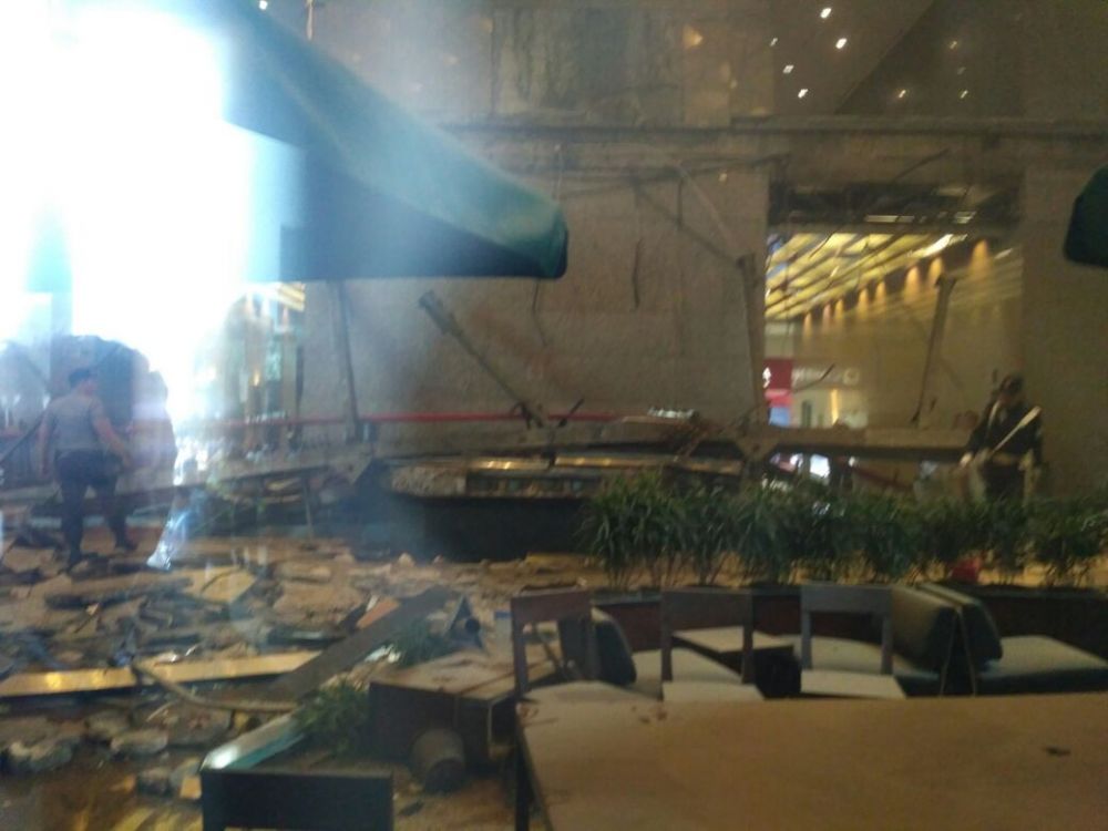 8 Foto selasar Gedung BEI yang roboh, evakuasi korban dramatis