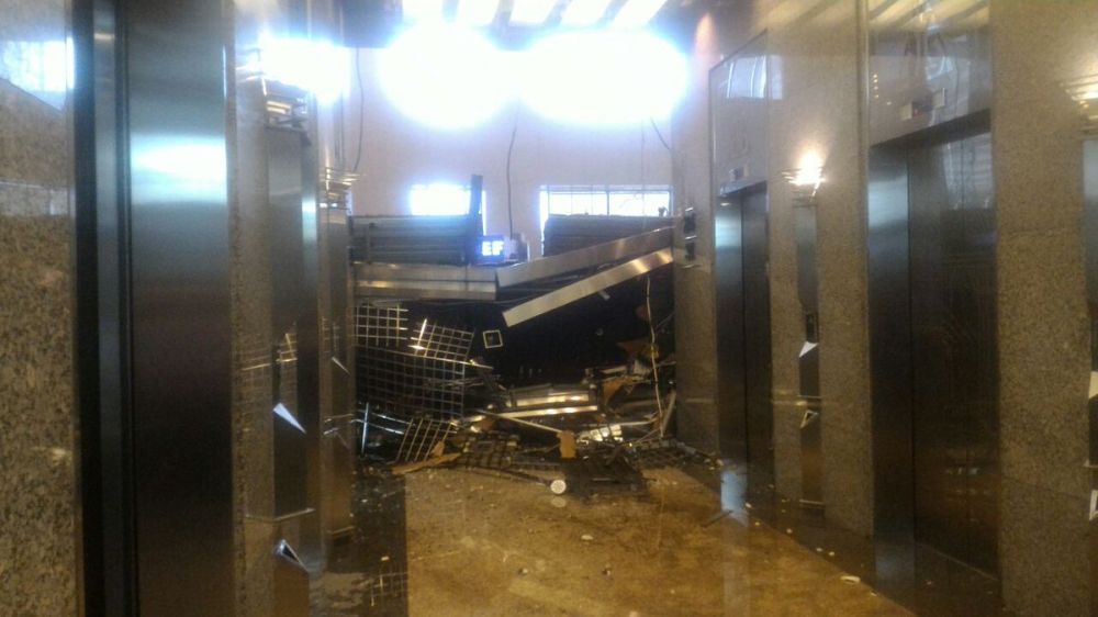 8 Foto selasar Gedung BEI yang roboh, evakuasi korban dramatis