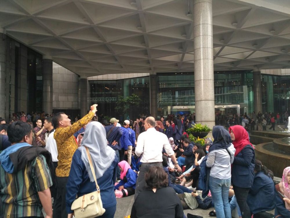 8 Foto selasar Gedung BEI yang roboh, evakuasi korban dramatis
