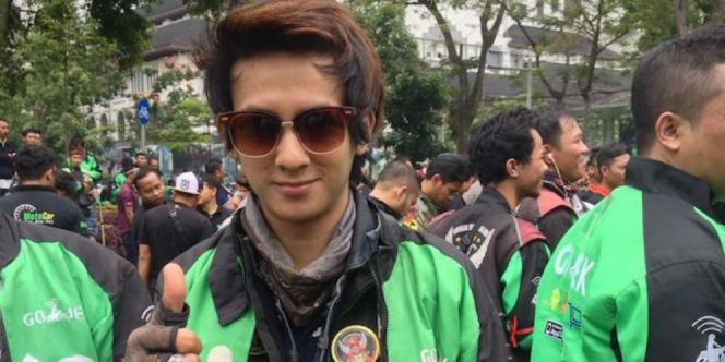  Sudah punya profesi top, 5 orang ini juga driver ojek online