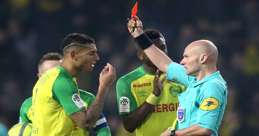 Pemain ini ditendang wasit tapi malah kena kartu merah, penonton heran