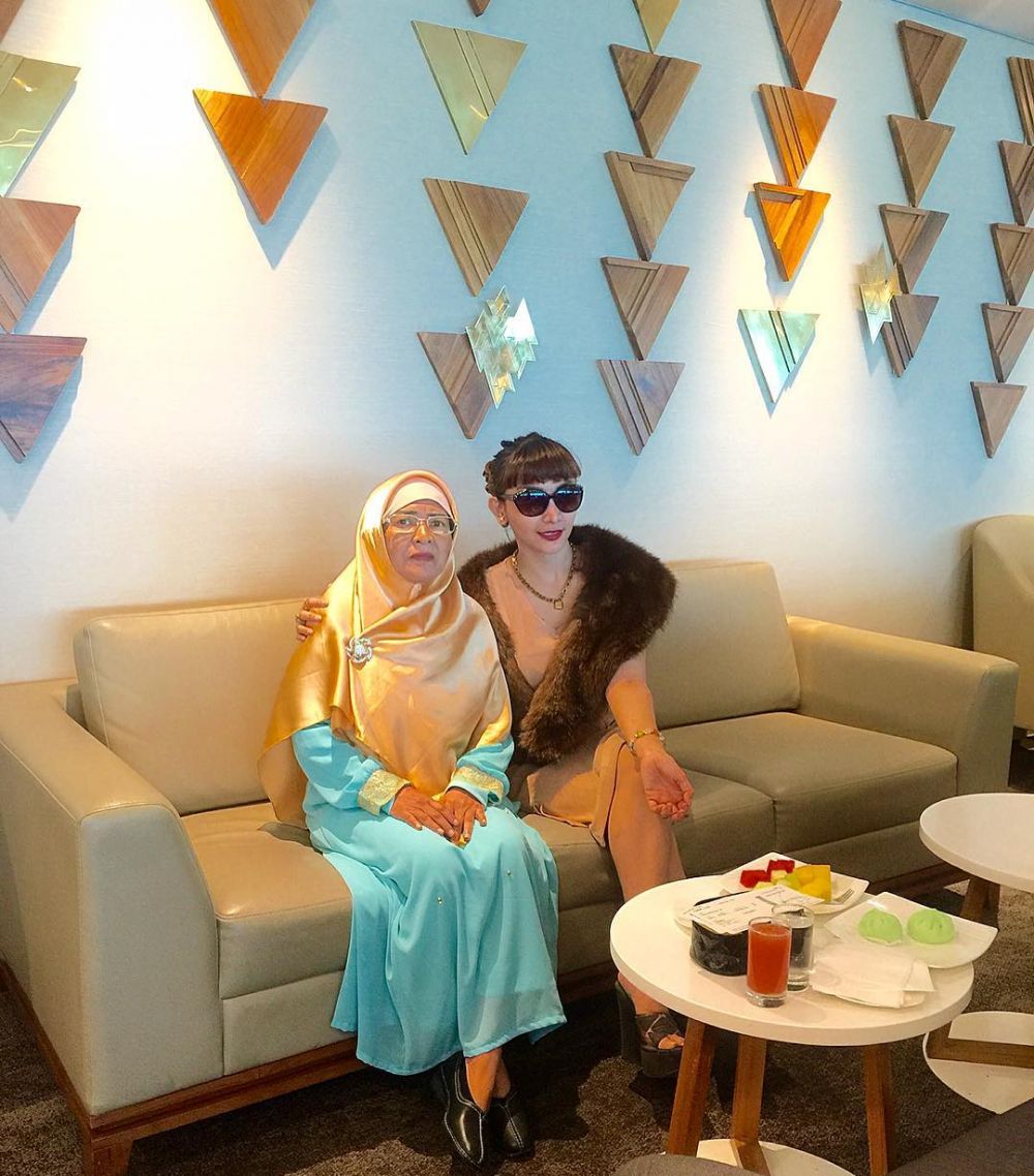 Tak banyak yang tahu, ini 8 potret kedekatan Roro Fitria dengan ibunya