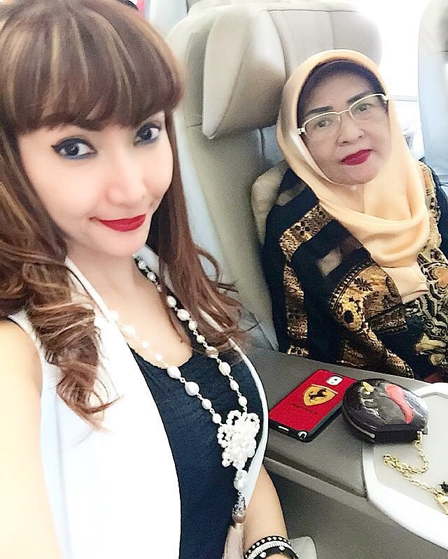 Tak banyak yang tahu, ini 8 potret kedekatan Roro Fitria dengan ibunya