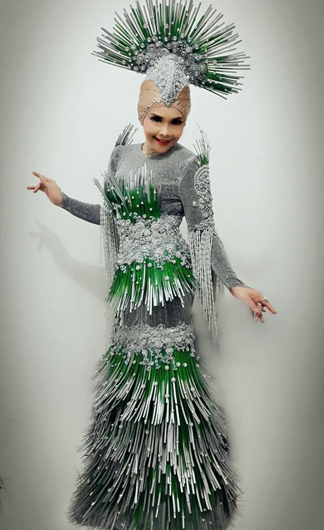 Suka tampil glamor, 7 gaun Iyeth Bustami ini uniknya kebangetan