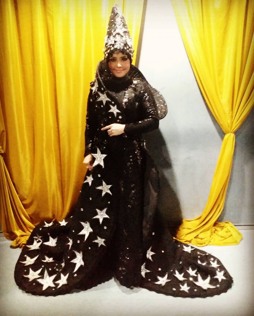 Suka tampil glamor, 7 gaun Iyeth Bustami ini uniknya kebangetan