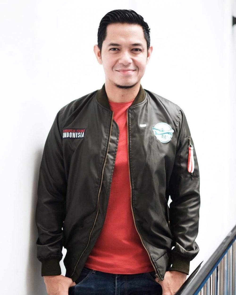 Bukti dukungan, 10 seleb ini tampil kece kenakan jaket pesawat R80