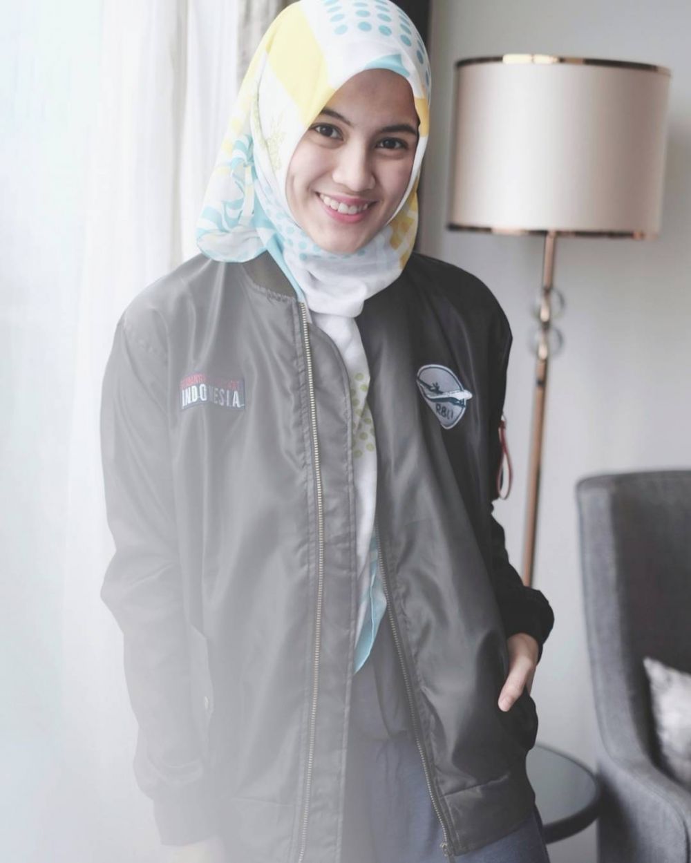 Bukti dukungan, 10 seleb ini tampil kece kenakan jaket pesawat R80