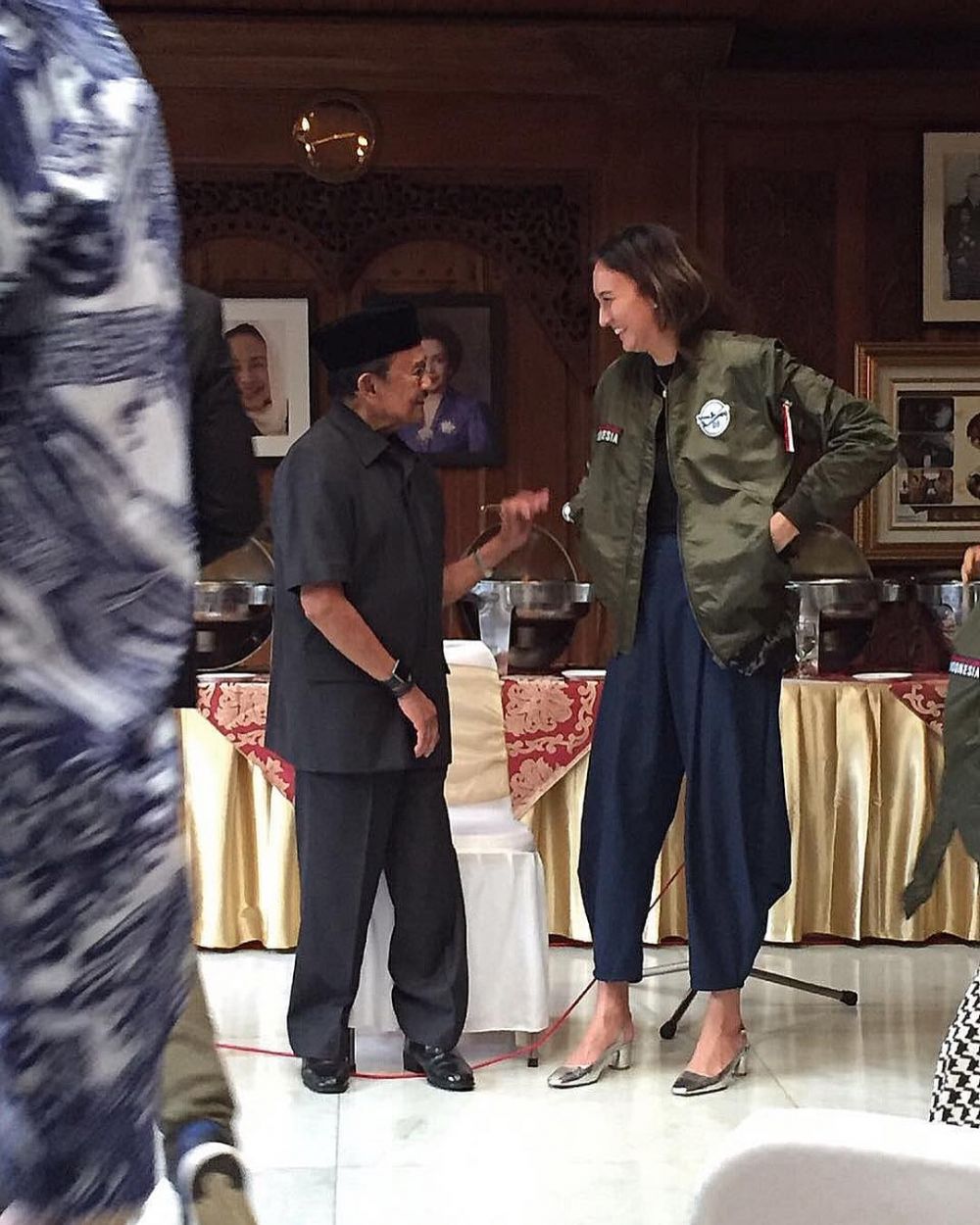 Bukti dukungan, 10 seleb ini tampil kece kenakan jaket pesawat R80