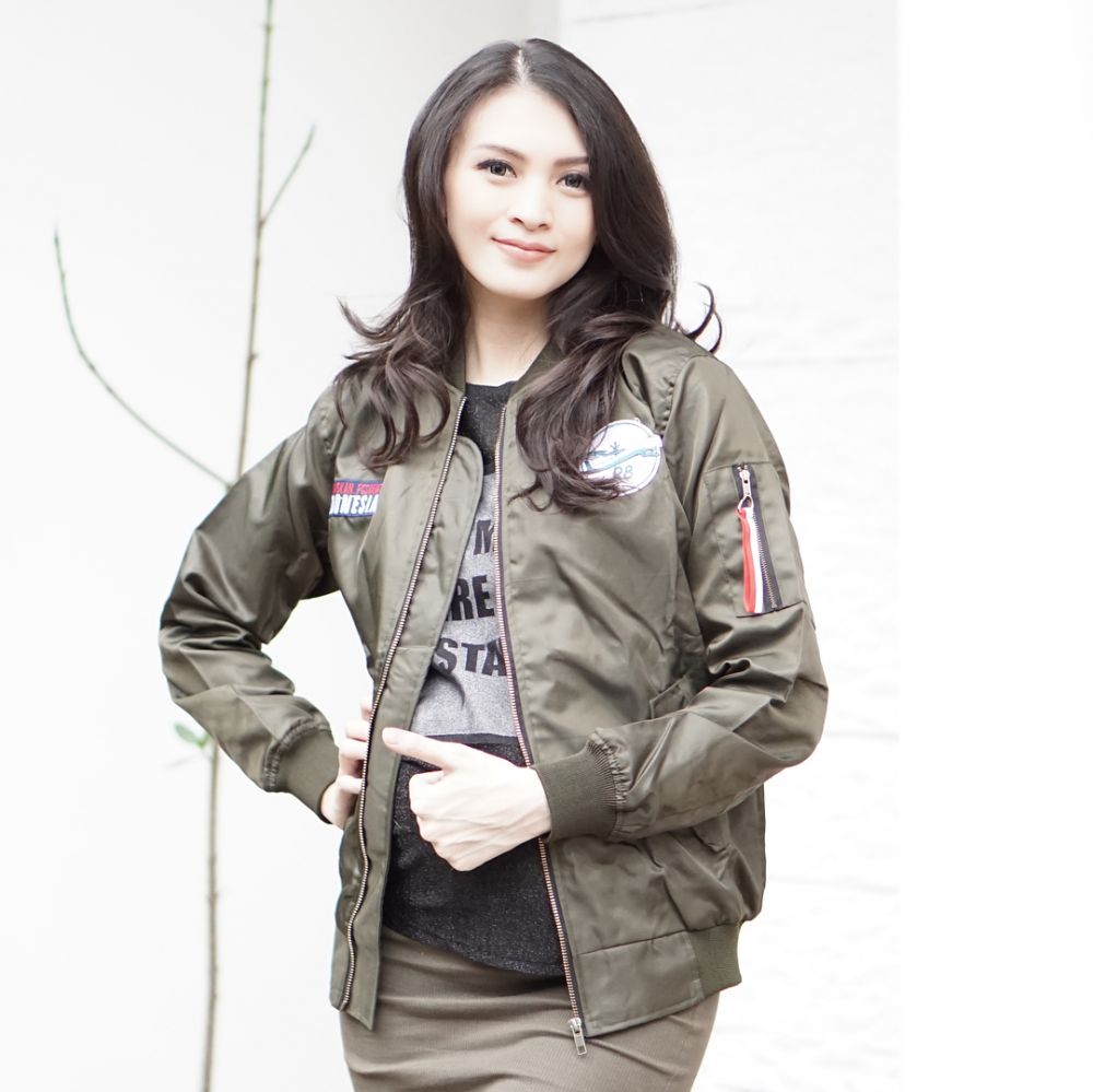 Bukti dukungan, 10 seleb ini tampil kece kenakan jaket pesawat R80