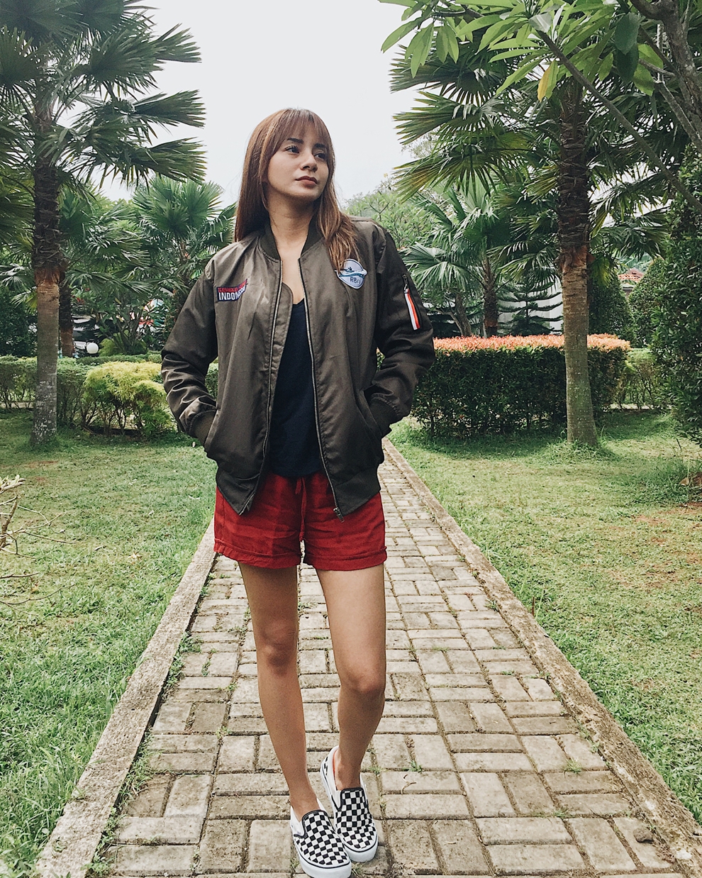 Bukti dukungan, 10 seleb ini tampil kece kenakan jaket pesawat R80