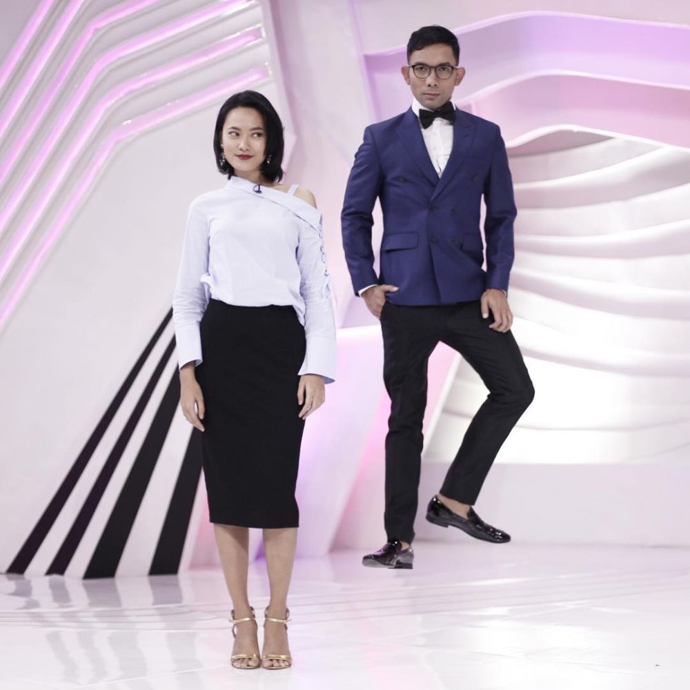 8 Pose antimainstream Indra Herlambang bareng sahabat, kompak abis