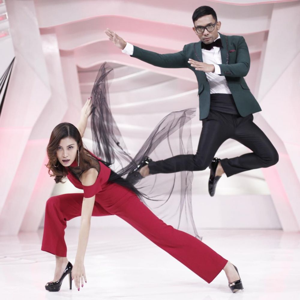 8 Pose antimainstream Indra Herlambang bareng sahabat, kompak abis