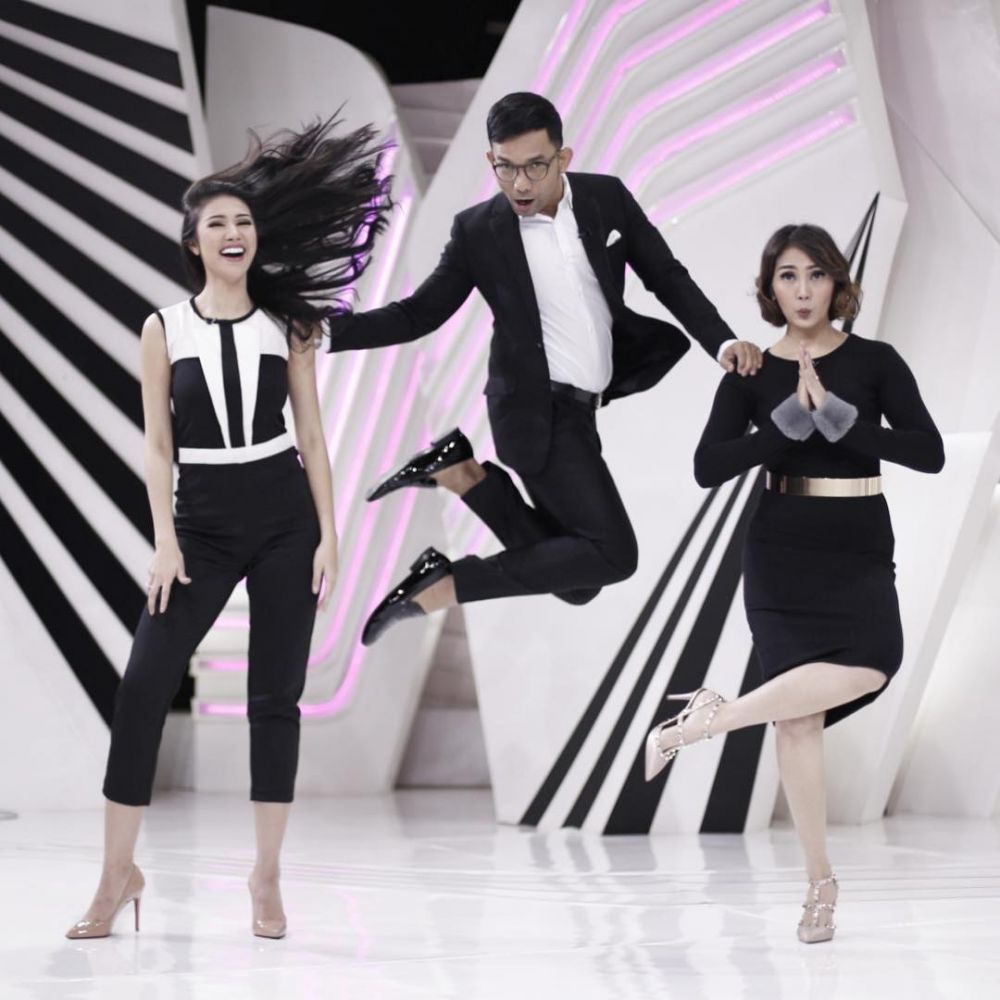 8 Pose antimainstream Indra Herlambang bareng sahabat, kompak abis