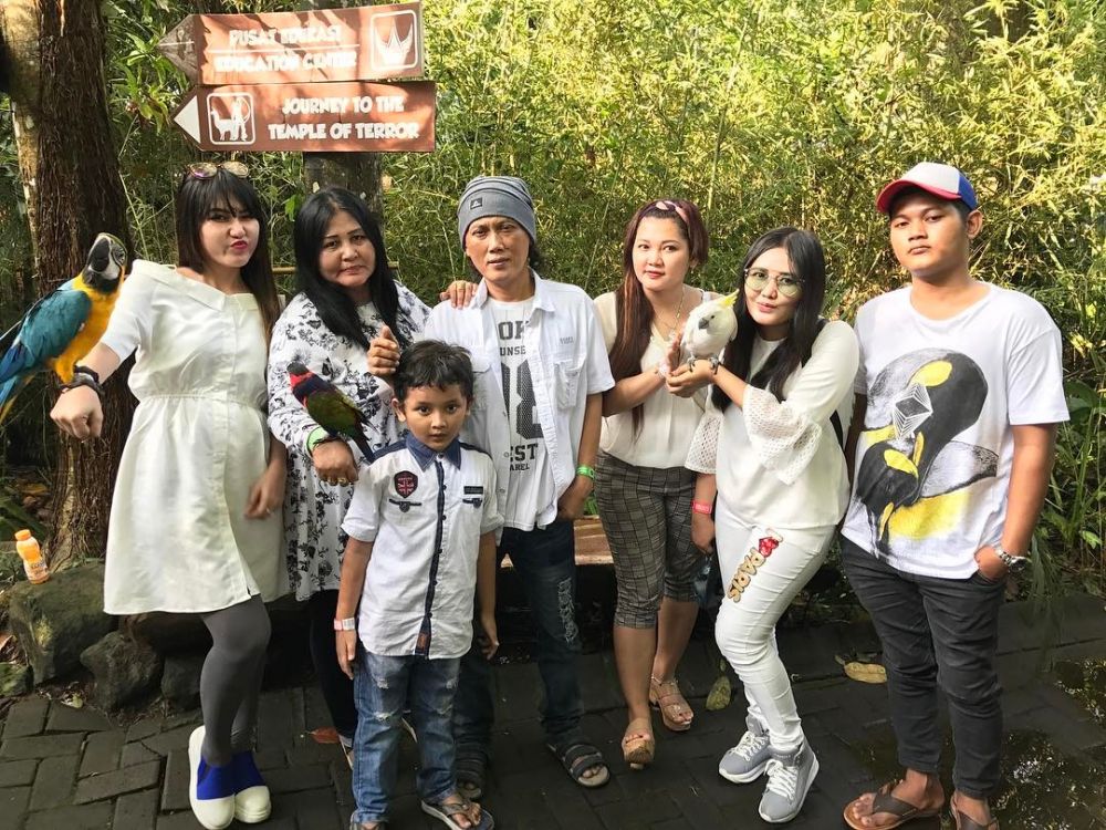 8 Potret sederhana keluarga Via Vallen, jauh dari kesan glamor