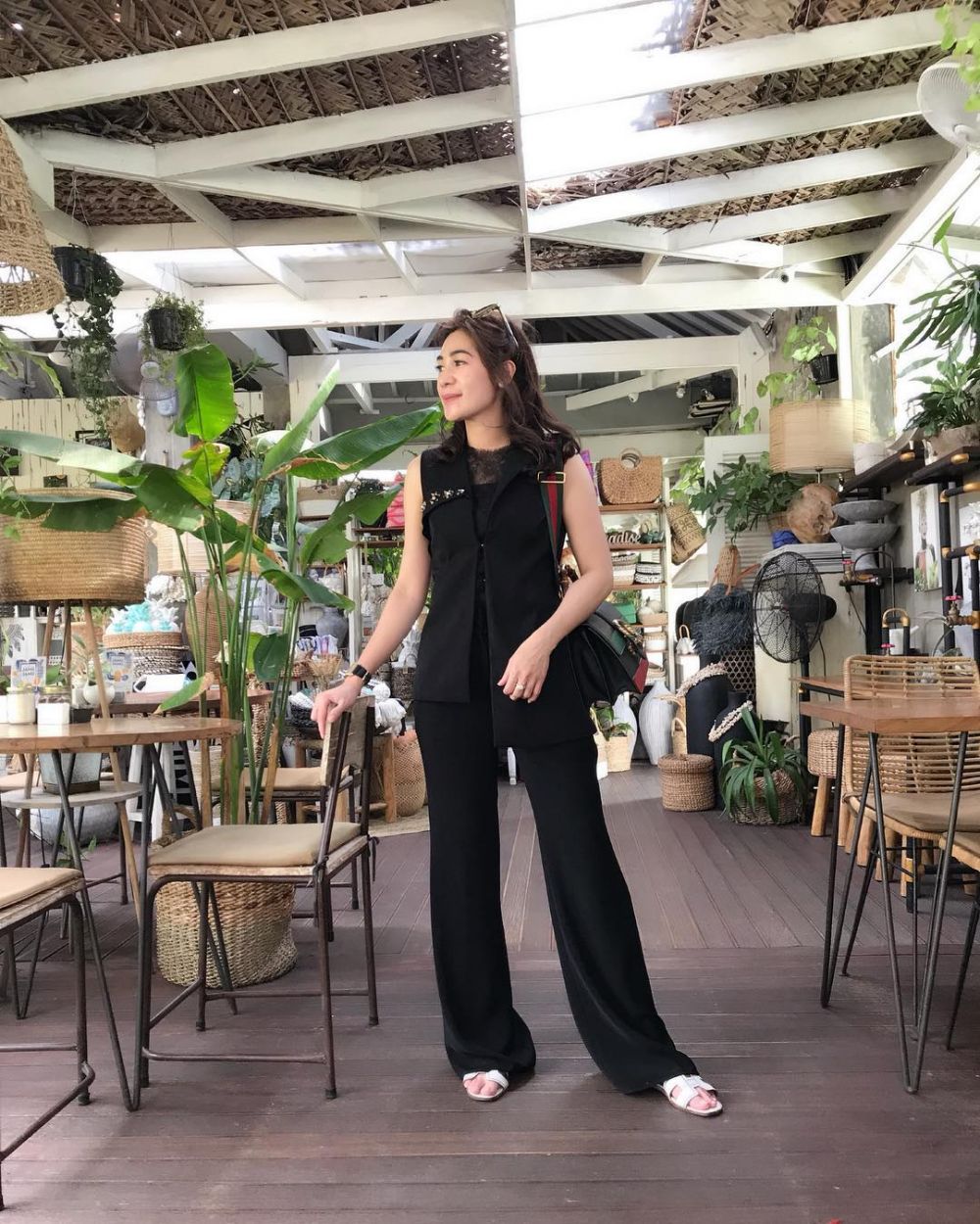 10 Gaya istri Andre Taulany dengan outfit serba hitam, simpel berkelas