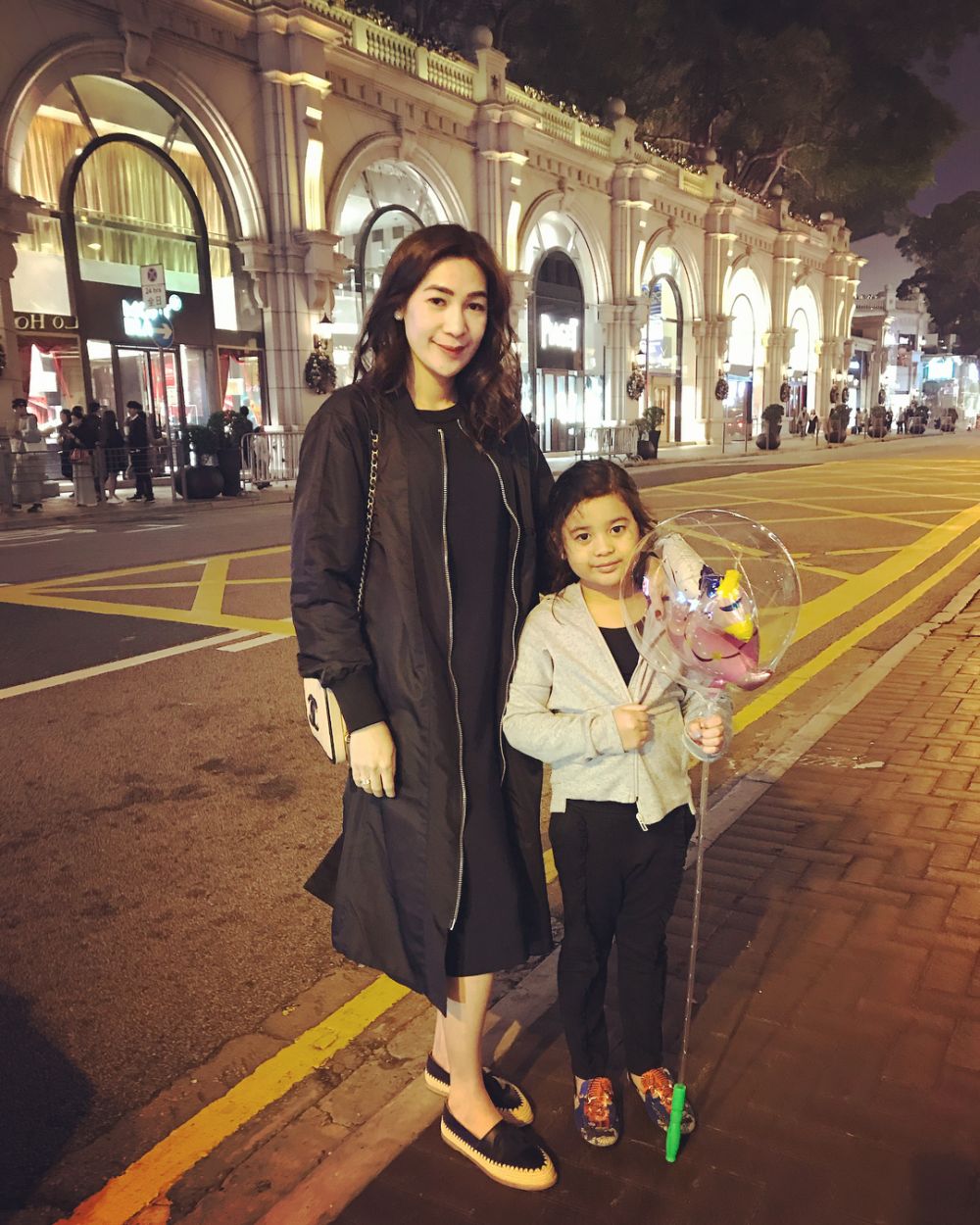 10 Gaya istri Andre Taulany dengan outfit serba hitam, simpel berkelas