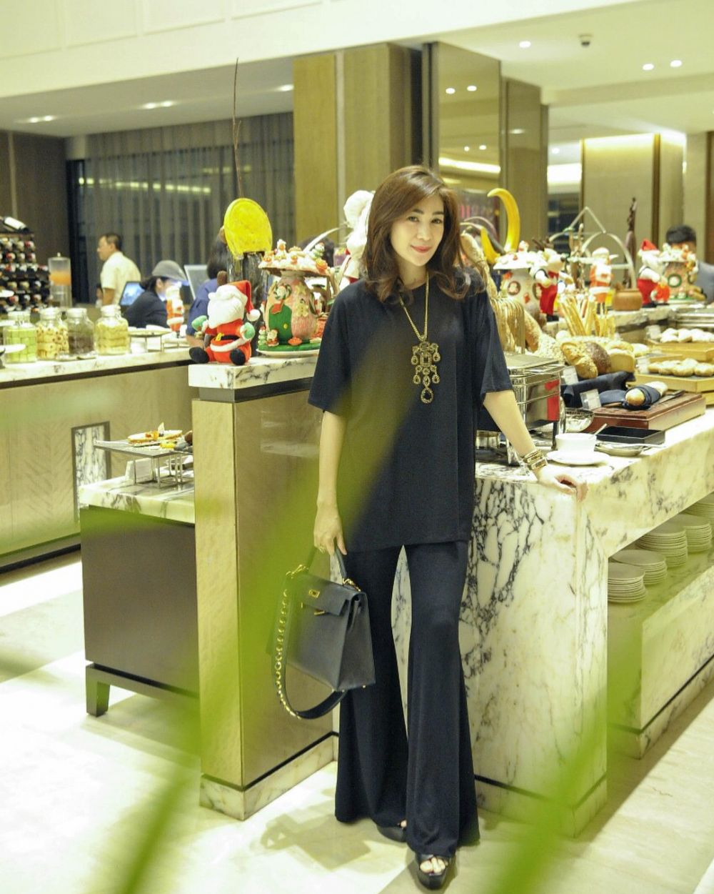 10 Gaya istri Andre Taulany dengan outfit serba hitam, simpel berkelas