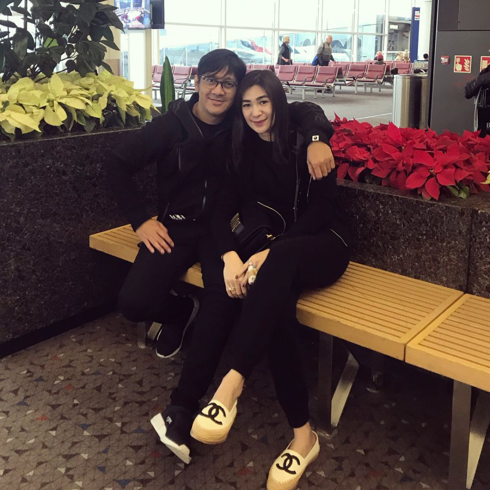 10 Gaya istri Andre Taulany dengan outfit serba hitam, simpel berkelas