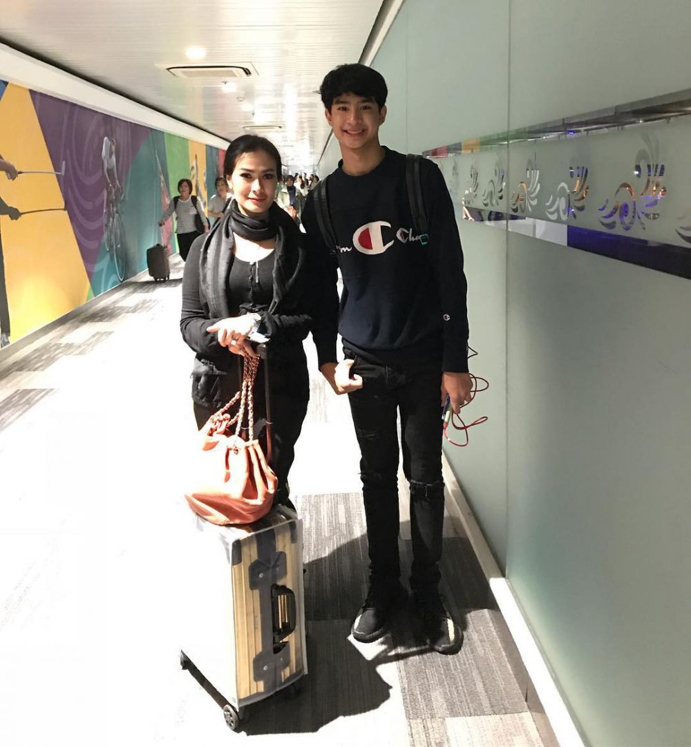 10 Momen keakraban Iis Dahlia dan putranya, kayak orang pacaran nih