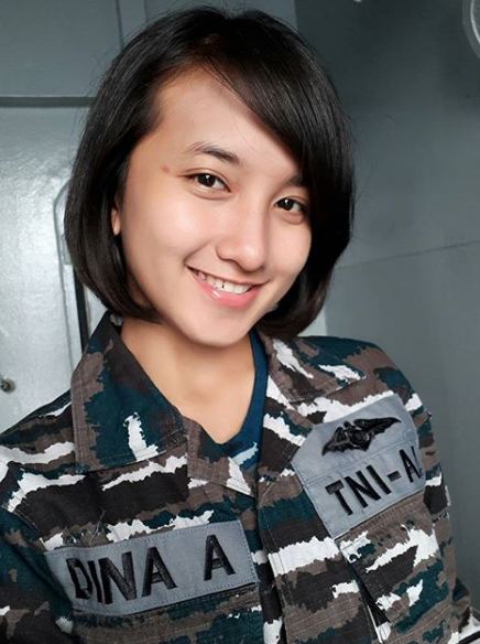 10 Pesona Dina Abharina, TNI cantik bikin para cowok pengen 'ditembak'