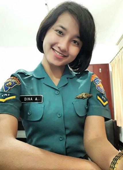 10 Pesona Dina Abharina TNI  cantik bikin para cowok 