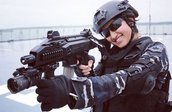 10 Pesona Dina Abharina, TNI cantik bikin para cowok pengen 'ditembak'