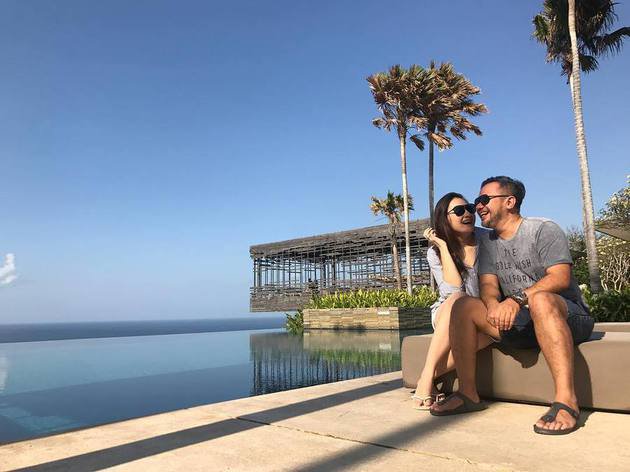 10 Potret kemesraan Mona Ratuliu dan Indra Brasco, kayak masih pacaran