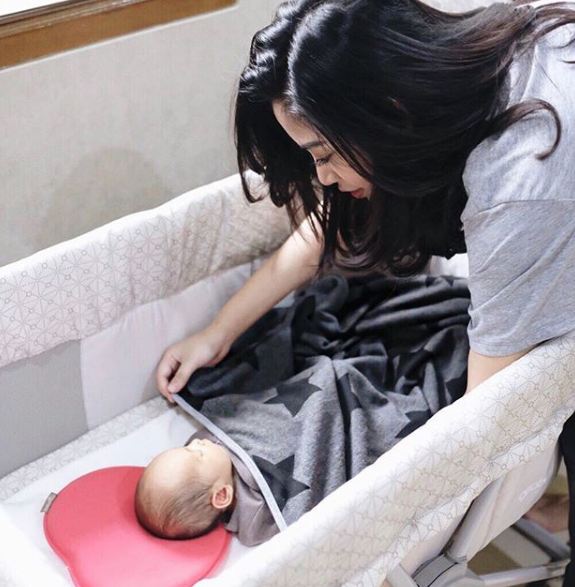 7 Gaya Rachel Venya saat momong anak, mama muda yang tetap cetar