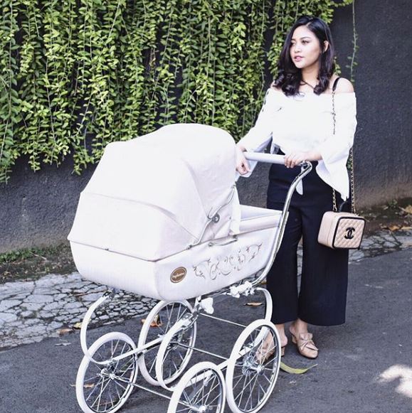7 Gaya Rachel Venya saat momong anak, mama muda yang tetap cetar