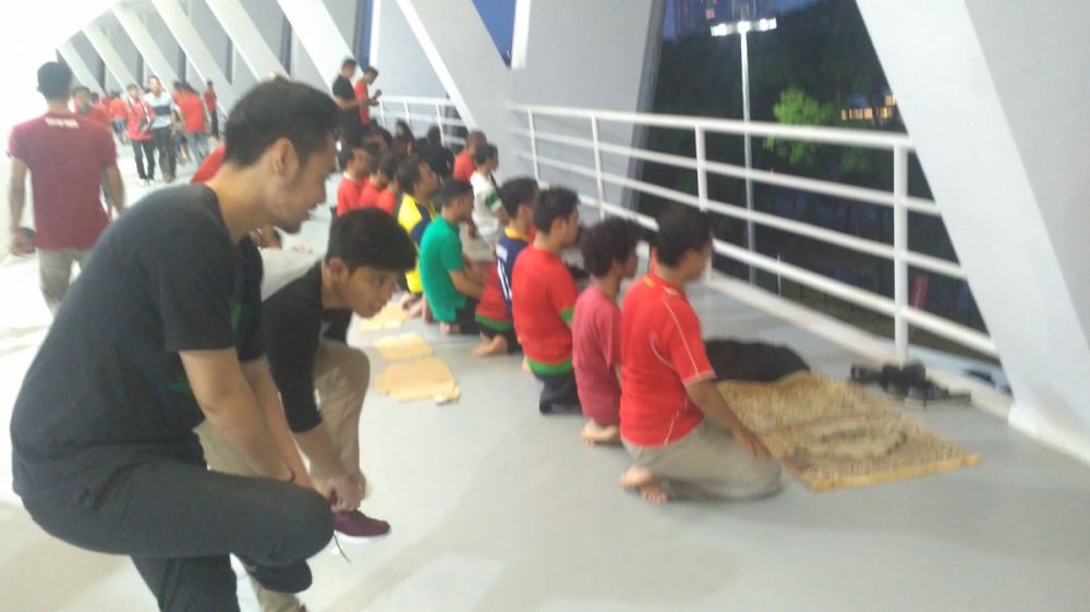 Di balik mewahnya SUGBK, ini potret warganet salat di tempat seadanya