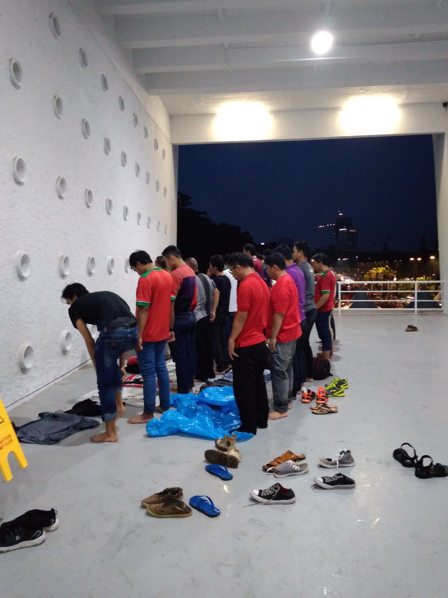 Di balik mewahnya SUGBK, ini potret warganet salat di tempat seadanya