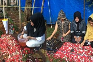 10 Momen keluarga ziarah ke makam Julia Perez, haru banget