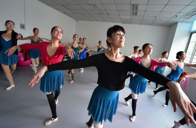 10 Gaya gemulai nenek-nenek menari balet, lentur banget tubuhnya