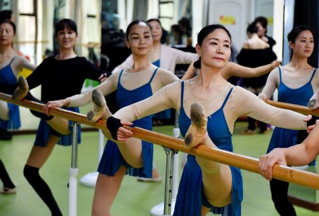 10 Gaya gemulai nenek-nenek menari balet, lentur banget tubuhnya