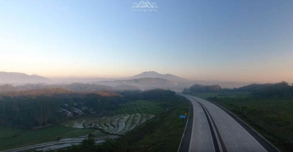 7 Jalan tol paling memukau di Indonesia, ada panorama gunung dan sawah