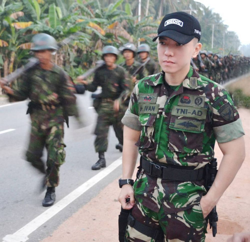 Dokter TNI ini disebut mirip Lee Seung-gi, ini 10 potretnya