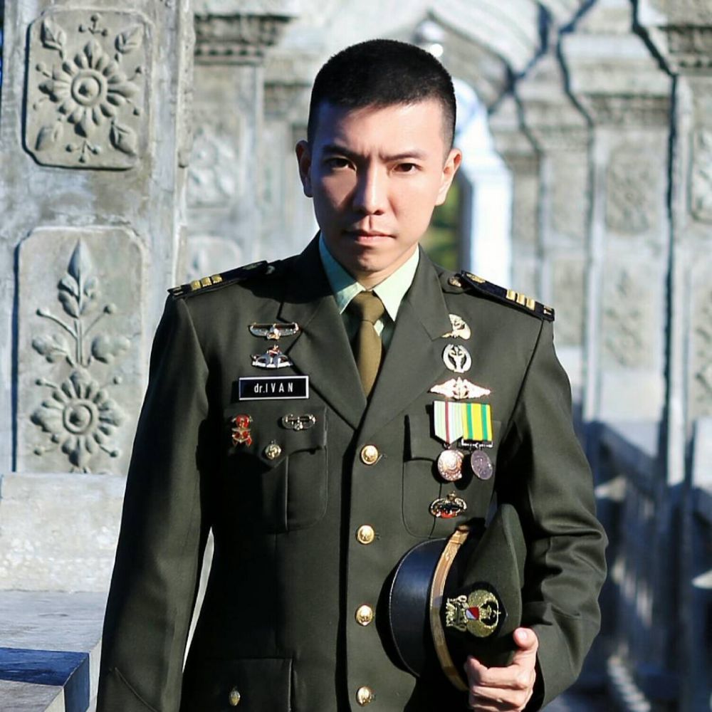 Dokter TNI ini disebut mirip Lee Seung-gi, ini 10 potretnya