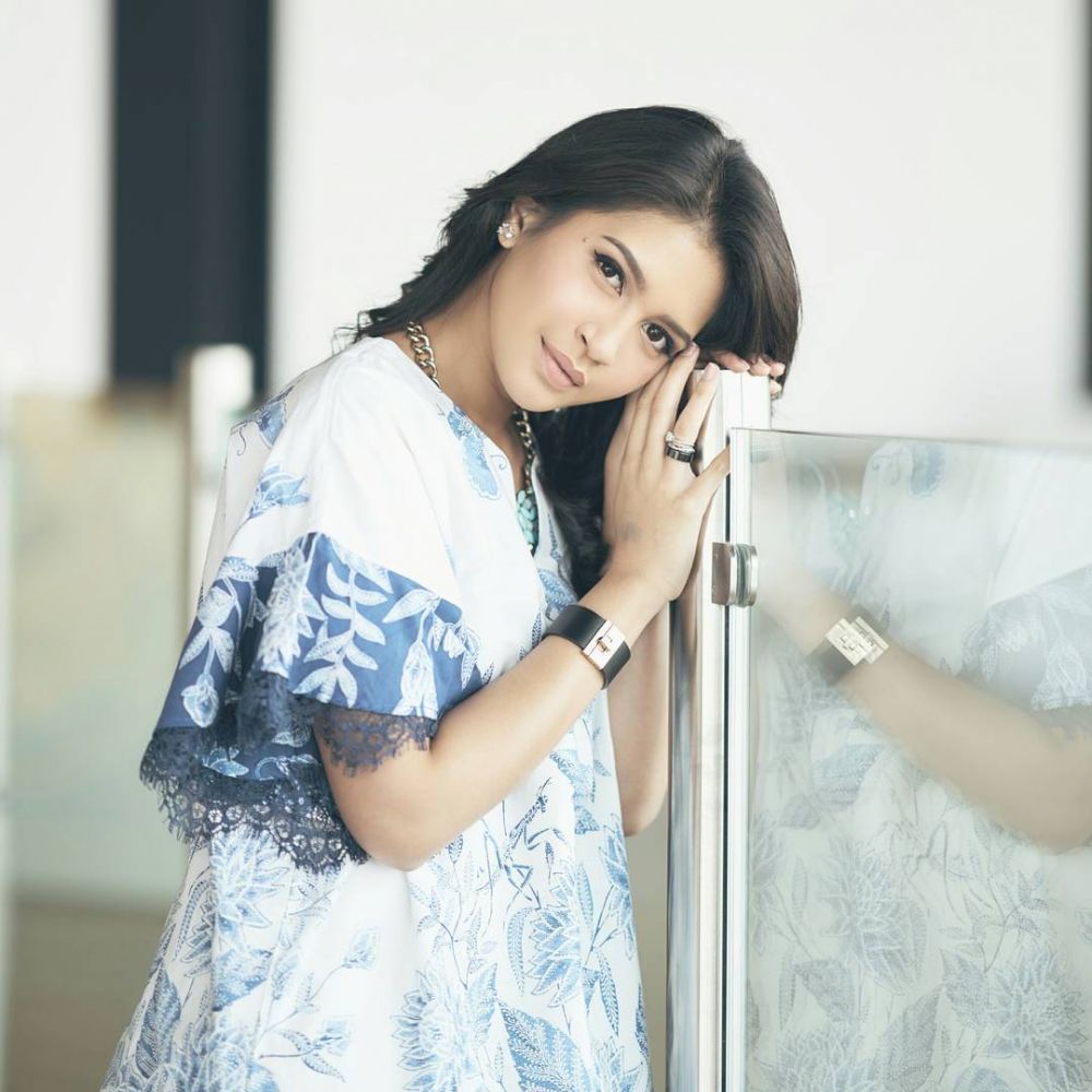10 Pose manja Sere Kalina, co-host Indonesian Idol yang curi perhatian