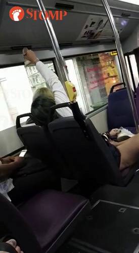 Cara cewek jemur sepatu ini bikin orang di sekitarnya geram