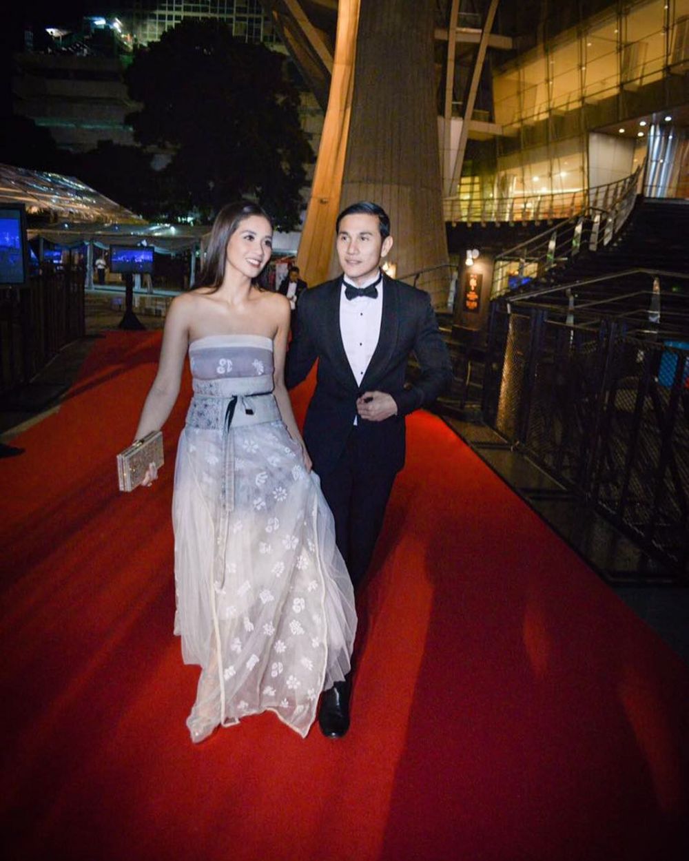 Sering kaus oblongan, 7 seleb ini makin ganteng saat pakai setelan jas