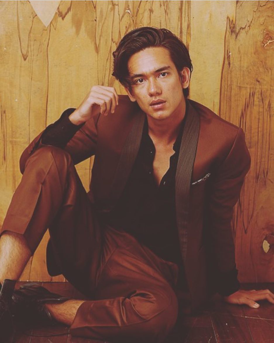 Sering kaus oblongan, 7 seleb ini makin ganteng saat pakai setelan jas