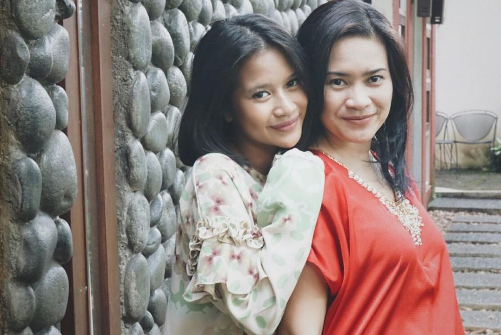 Potret 10 anak dan ibu seleb ini wajahnya mirip abis, susah bedain