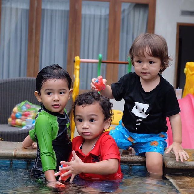 5 Kisah persahabatan balita seleb, jadi pusat perhatian