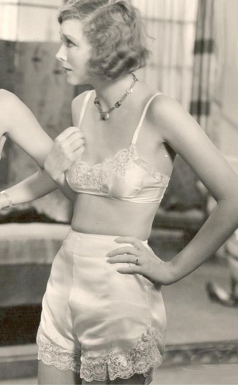 Begini penampakan 10 model lingerie yang dikenakan wanita zaman dulu