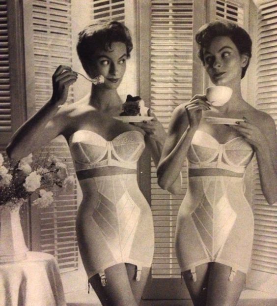 Begini penampakan 10 model lingerie yang dikenakan wanita zaman dulu