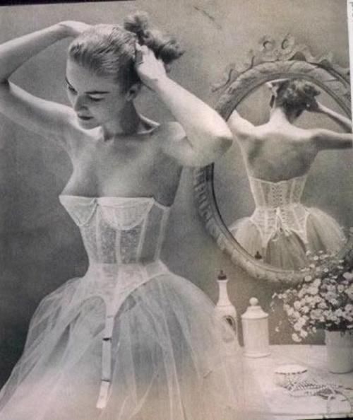 Begini penampakan 10 model lingerie yang dikenakan wanita zaman dulu